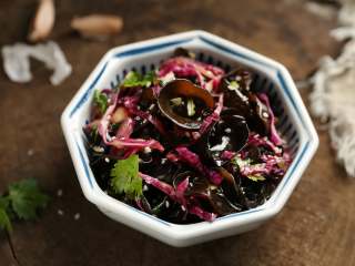 10、紫甘蓝拌木耳,爽口的紫甘蓝拌黑木耳就做好了！