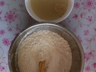 1、饼铛披萨,准备好面粉，把安琪用30度的温水沏开，用来和面