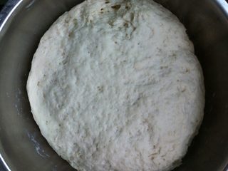 2、饼铛披萨,活好面暖和的地方，夏天可放在阳台，20分钟即可