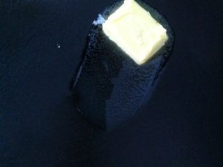 3、饼铛披萨,电饼铛预热，放上少许黄油