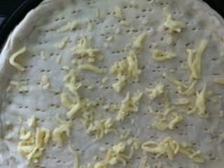 5、饼铛披萨,撒上一层奶酪