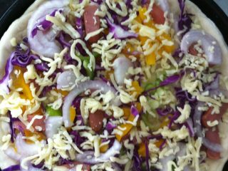 6、饼铛披萨,均匀放上各种爱吃的馅料，再表面再撒上一层奶酪，盖上盖子，等待，可随时看成熟度，大约10多分钟就可以了，也可以时间稍长些