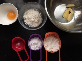 1、鸡蛋饼干,准备好食材，黄油提起在室温下软化，蛋黄打散成液体状备用