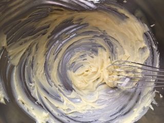 2、鸡蛋饼干,软化好的黄油，先用蛋抽搅拌，在加入盐和糖粉混合均匀