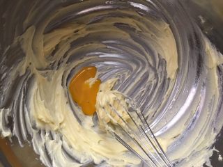 3、鸡蛋饼干,少量分次加入打散的鸡蛋液，每混合均匀在加下一次蛋液