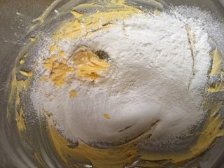 4、鸡蛋饼干,筛入低粉和玉米淀粉