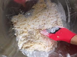 5、鸡蛋饼干,用刮刀把粉和黄油拌匀