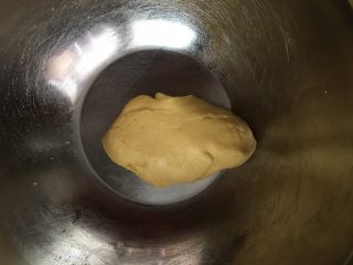 6、鸡蛋饼干,用手把面粉和黄油抓匀，至成团