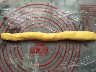 7、鸡蛋饼干,把面团揉成长条状