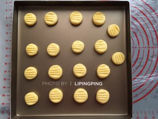 11、鸡蛋饼干,全部都压扁，烤箱160度预约