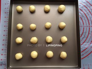 9、鸡蛋饼干,在揉成一个圆形放入金盘中，放的时候要中间要留间隙（金盘不沾的不需要垫油纸，不是金盘需垫油纸或者硅胶垫）