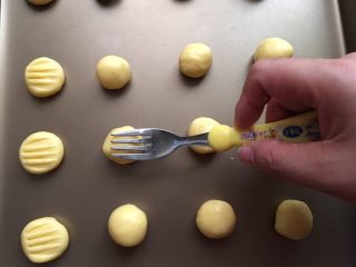 10、鸡蛋饼干,用 叉子压扁即可