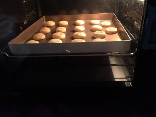 12、鸡蛋饼干,烤箱中下层150度20分钟（每个烤箱温差不一样，具体根据自己的烤箱温度来调节）