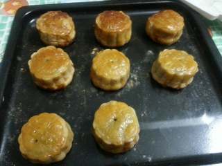 11、冰皮绿豆仁月,出炉的月饼、火力大了有点变形！你说女儿调皮吗、刚出炉的就用牙签在面上插1个洞！