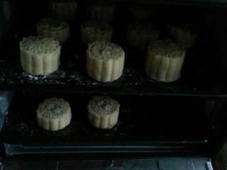 10、冰皮绿豆仁月,豆沙馅的入烤箱中。