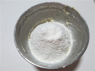 6、提拉米苏小饼干,入混合好的面粉