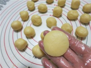 9、提拉米苏小饼干,取一小块，揉成圆压成小饼