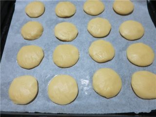 10、提拉米苏小饼干,放在烤盘里，表面撒砂糖粒