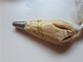 17、提拉米苏小饼干,将馅料装入裱花袋中