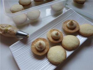 18、提拉米苏小饼干,在饼干上挤馅料，之后盖上另外一块小饼干