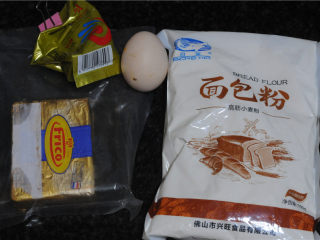 1、炸鸡芝士汉堡,所有的食材准备好