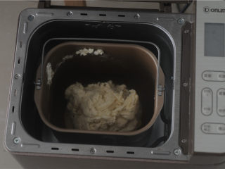 2、炸鸡芝士汉堡,先将汤种食材混合均匀后放入锅里，小火熬制，一边加入一边不停搅拌，防止糊底，加热到面糊浓稠，搅拌时出现纹路并搅拌到无颗粒，成透明状态便可。汤种冷却后加入所有的食材（除黄油外）放入面包桶，