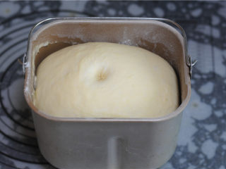 3、炸鸡芝士汉堡,设置两个揉面程序将面团揉好后设置发面程序，将面团发酵至两倍大