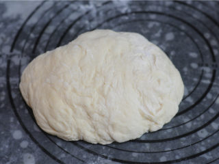 4、炸鸡芝士汉堡,发酵好的面团取出，排气