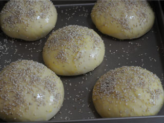 6、炸鸡芝士汉堡,均匀地撒上白芝麻