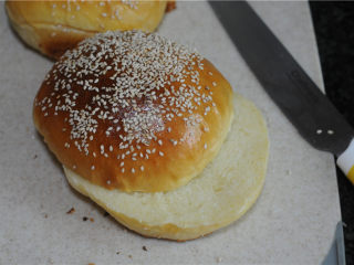 8、炸鸡芝士汉堡,出炉，冷却,将面包拦腰切成两半