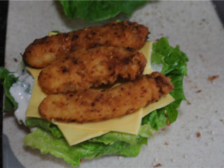 11、炸鸡芝士汉堡,摆上生菜叶，挤上沙拉酱,交替摆上两片芝士