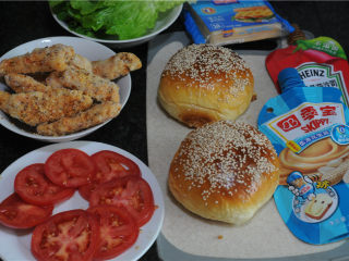 9、炸鸡芝士汉堡,夹馅用的食材准备好