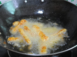 10、炸鸡芝士汉堡,鸡柳放入油锅，炸熟