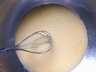 4、吃掉一朵花+小红花饼干,用蛋抽彻底搅拌均匀至白糖溶化。