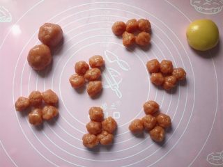 8、吃掉一朵花+小红花饼干,将红色面团平均分成八等份，再把每份平均分成五个小剂子。（小剂子大小随你喜好决定，但一定要大小一致，做出来的饼干才会好看）