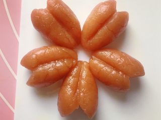 11、吃掉一朵花+小红花饼干,再用刀在花瓣顶端切掉一个小三角形。