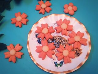 15、吃掉一朵花+小红花饼干,美美哒！好看又好吃的小红花饼干，慢慢的享用吧。