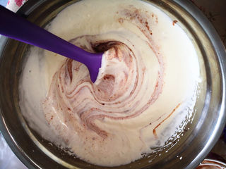 5、樱桃慕斯,将樱桃果泥倒入淡奶油中搅拌均匀，慕斯液就做好了，