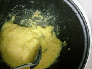 6、翡翠团子,绿豆基本没水后，用勺子压绿豆，压成绿豆泥。