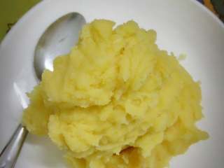 10、翡翠团子,盛出的绿豆泥晾凉。