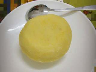 11、翡翠团子,把晾凉的绿豆泥团好即可。