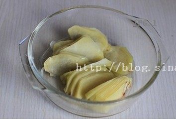 1、鲜虾土豆焗饭,土豆洗净、去皮、切薄片，微波炉高火5分钟