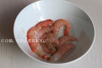 2、鲜虾土豆焗饭,大虾洗好，剥壳，用少许盐和胡椒粉腌制一会儿