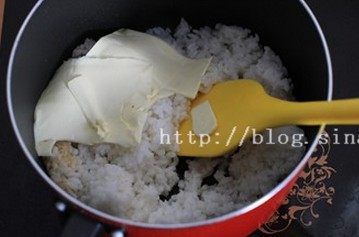 3、鲜虾土豆焗饭,米饭用少许黄油炒热，加入早餐芝士片，炒至芝士融化，均匀渗入米饭中