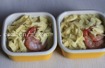 4、鲜虾土豆焗饭,烤碗中，分别放上米饭、土豆、大虾，撒上马里苏拉芝士碎