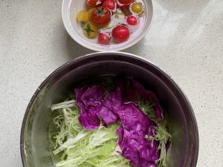 2、蔬菜沙拉,蔬菜洗净，再用淡盐水泡一泡