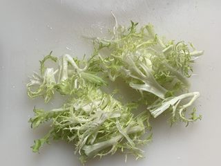 3、蔬菜沙拉,苦菊稍微切一下