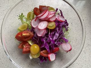6、蔬菜沙拉,放入沙拉碗