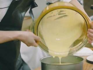 5、小酥肉汤&发糕,4.蒸锅内部刷一层油，将面糊倒入刷好油的蒸锅中