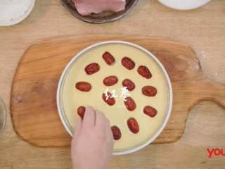 6、小酥肉汤&发糕,5.放上红枣，放入烤箱发酵一小时，旁边放一碗水